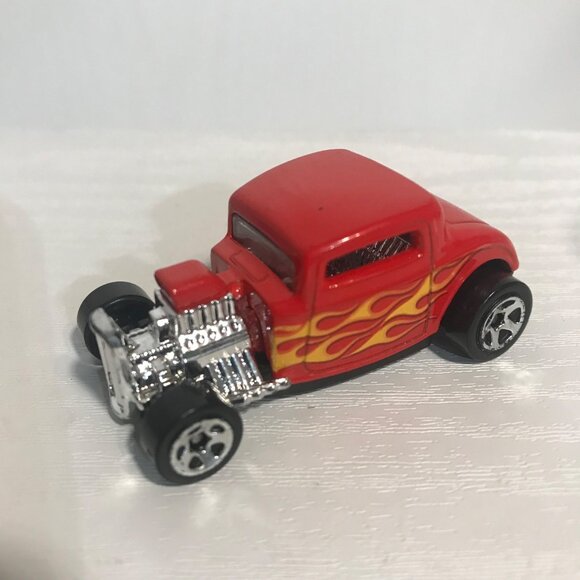 Hot Wheels 1932 Ford Red Hot Rod Die-Cast Car With Flame Decals 1997 Model - Picture 1 of 4